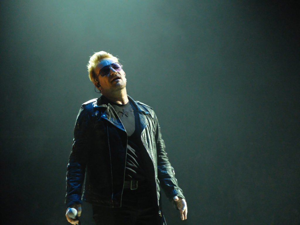 Photo du chanteur Bono sur scène (initiationphoto)
