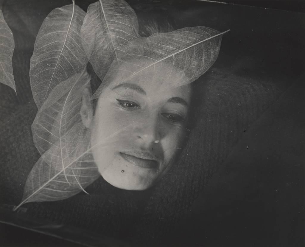 Photo noir & blanc d'Imogen Cunningham représentant une double exposition avec des feuilles d'arbres et un visage féminin (initiationphoto.com)