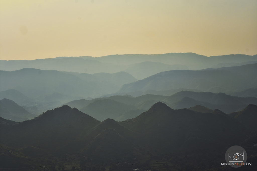 Photo en couche de montagnes prise au téléobjectif au lever du jour (initiationphoto)