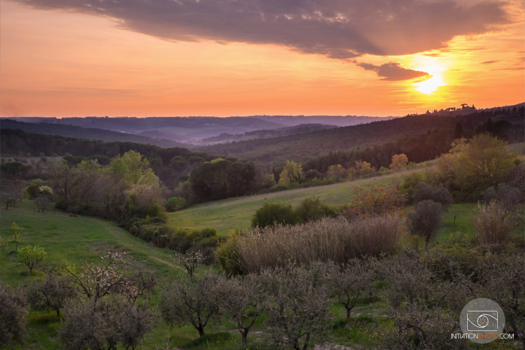 Un joli coucher de soleil sur les campagnes toscanes à quelques kilomètres de Florence (initiationphoto)