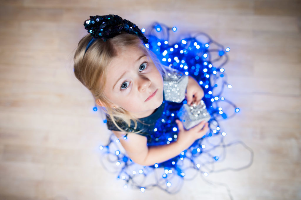 Photo couleur d'une fillette habillée pour les fêtes de Noël et prise en plongée