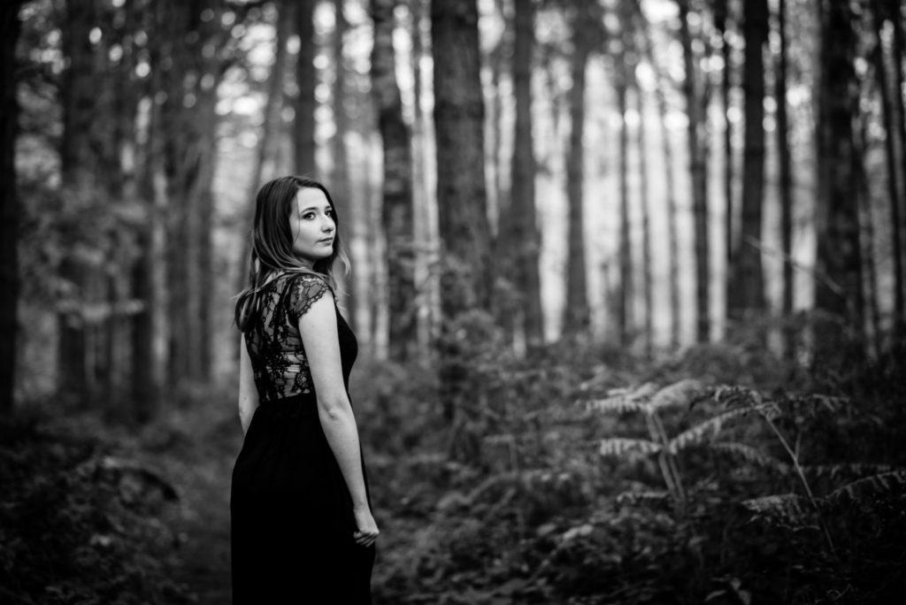 Portrait noir et blanc en forêt