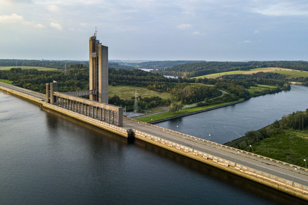 Composition d'une diagonale parfaite représentée par la route du barrage de l'Eau d'Heure en Belgique