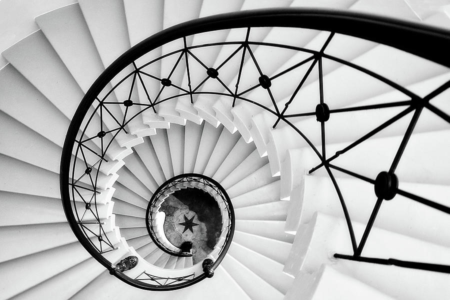 photo en noir et blanc d'un escalier en colimasson pris en plongée et représentant bien lasuite de Fibonacci