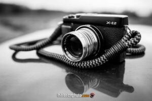 Photo d'un hybride Fuji X-E2 avec bague d'adaptation et un objectif Nikkor des années 50-60